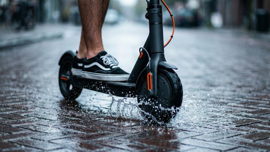 La Policía Local intercepta en Benidorm un patinete eléctrico modificado que alcanzaba 104 km/h tras una huida urbana