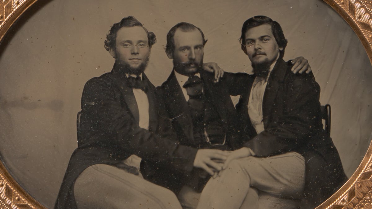 Fotografías victorianas de afecto masculino en el archivo del Metropolitan Museum of Art