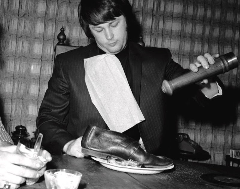 Rare 1968 Photo Session Captures Brian Wilson’s Playful and Eccentric Humor