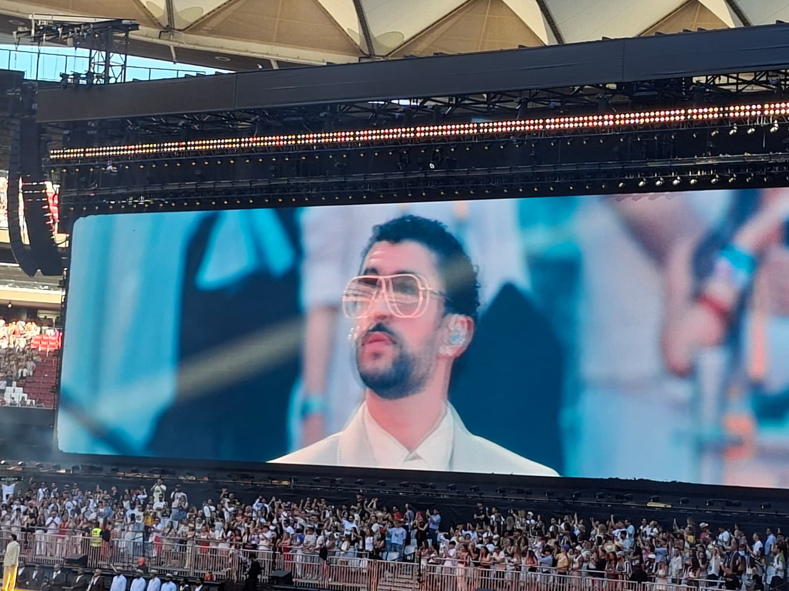 Crónica del concierto de Bad Bunny en Madrid: celebración musical y cultural ante 60.000 asistentes