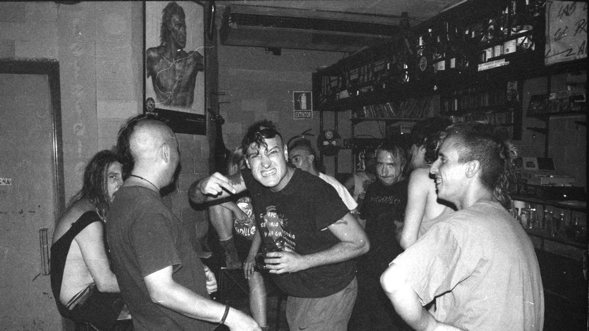 El bar Berlín de Zaragoza, epicentro de la escena punk en los 80 y 90 y su legado cultural