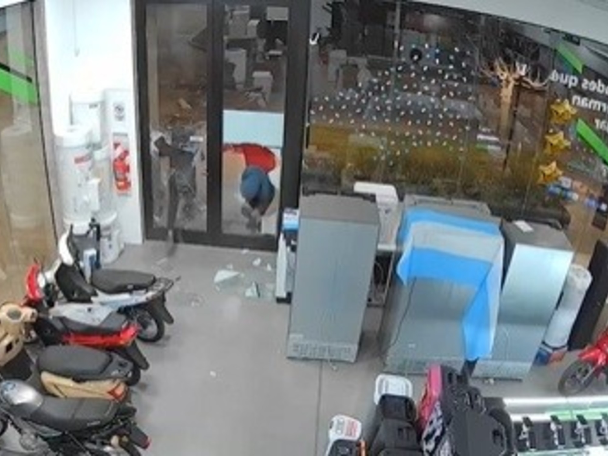 Delincuentes roban celulares en 22 segundos en un comercio de Bell Ville y huyen tras romper el ingreso
