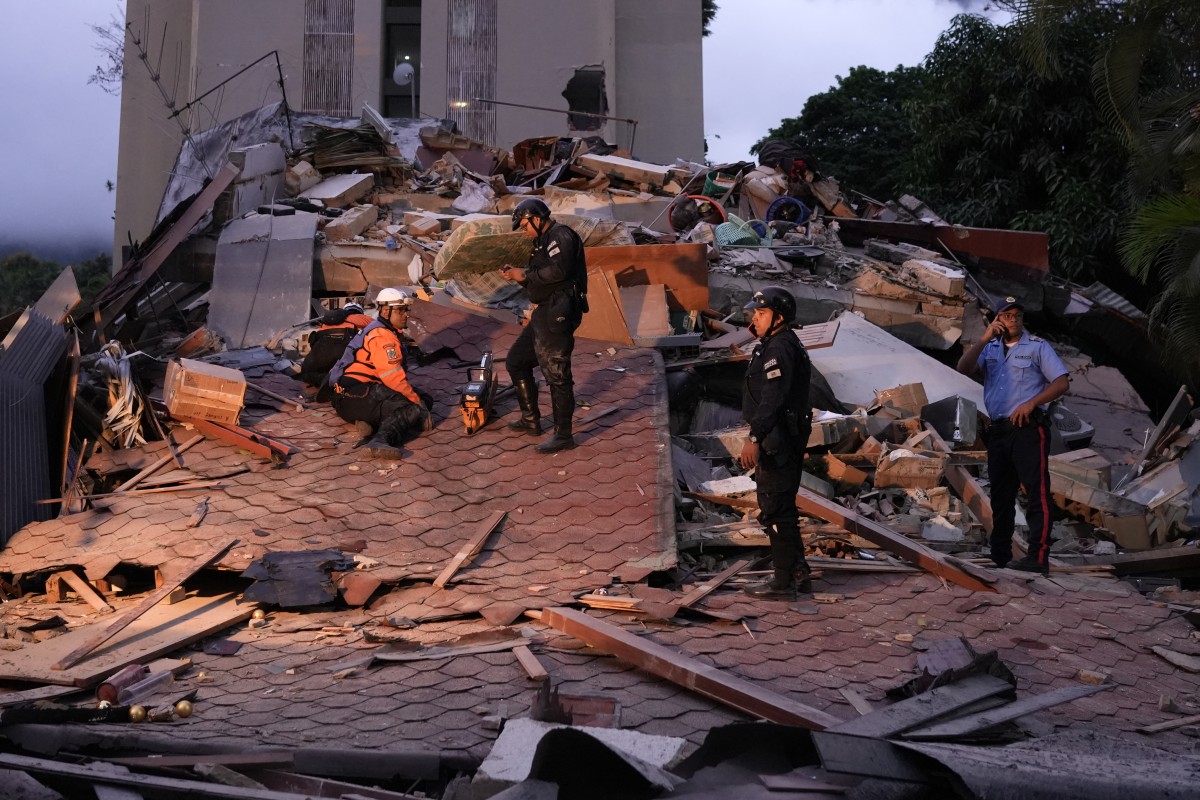 Bomberos internacionales finalizan labores de rescate en Venezuela tras los terremotos y se retiran del país