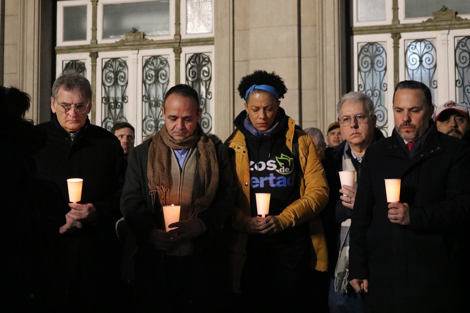 Venezolanos en Argentina realizan acto en memoria de víctimas de los terremotos en Venezuela