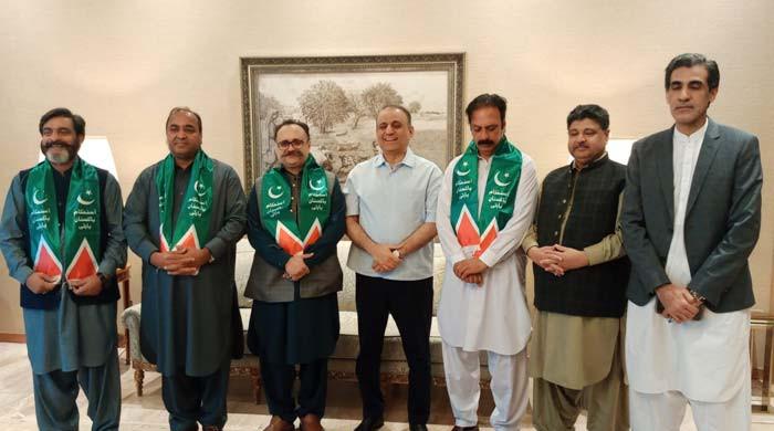 Sardar Tanveer Ilyas joins IPP after leaving PPP amid ticket dispute in AJK politics