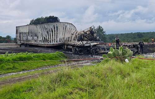 Explosión de pipa de gas en la carretera Apizaco-Calpulalpan deja un muerto y dos heridos