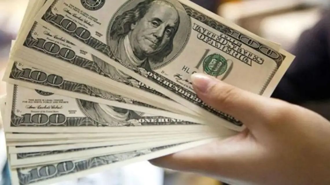 El dólar paralelo se mantuvo estable y el Banco Central volvió a intervenir con compras en el mercado cambiario