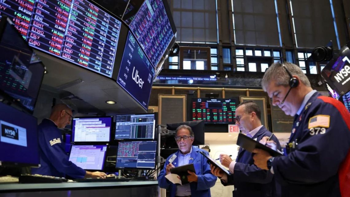 Suben acciones y bonos argentinos en Wall Street mientras el dólar se mantiene estable