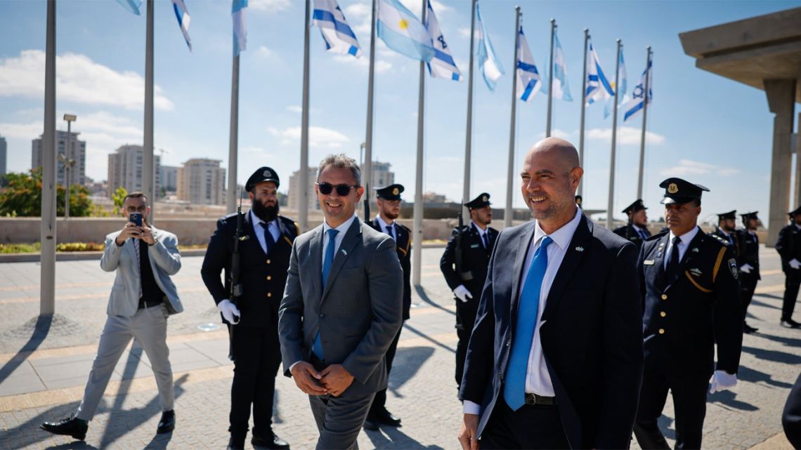 El viaje de Martín Menem a Israel genera dudas por la falta de información oficial y su impacto político