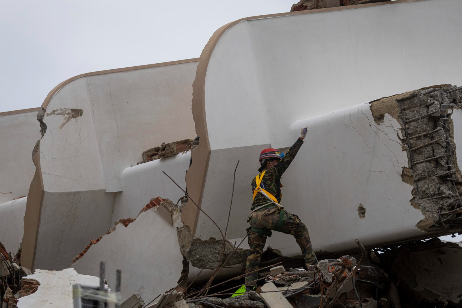 Tragedia en Caraballeda: Joven de 17 años fallece tras colapso de edificio por terremotos