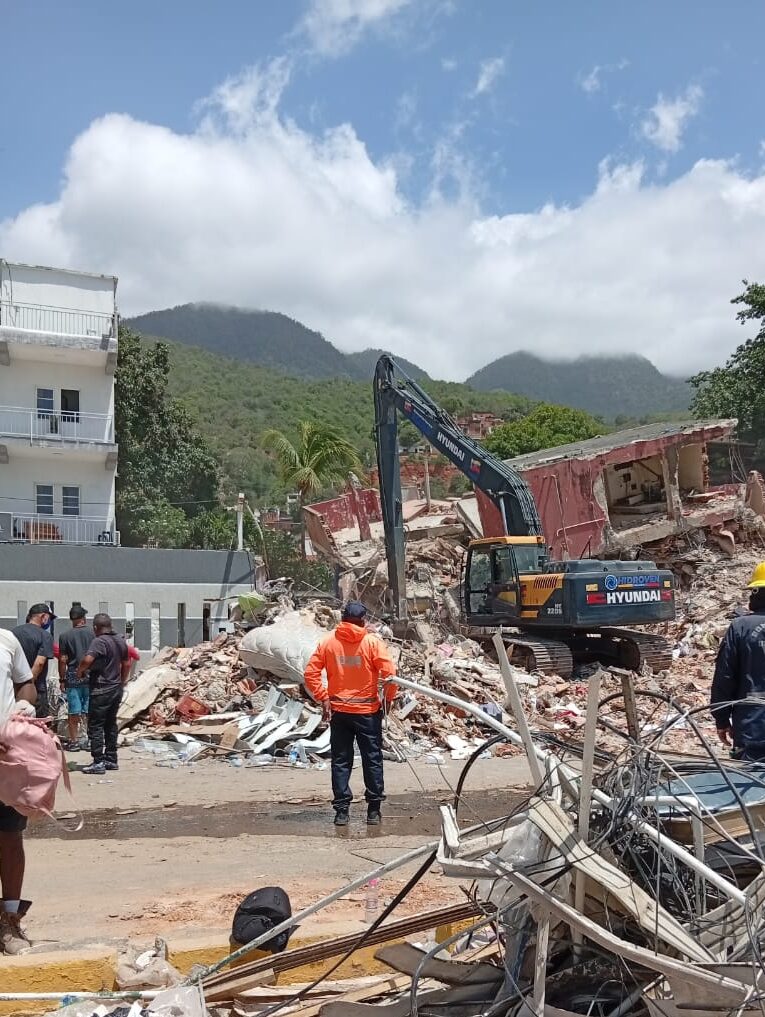 Venezolanos usan maquinaria pesada para rescatar familiares tras terremotos en La Guaira