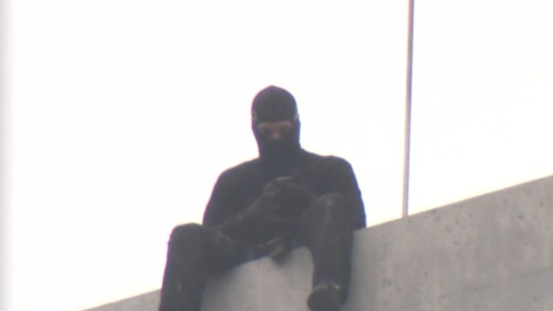 Man Arrested After Graffiti Stand-Off on Melbourne Bridge