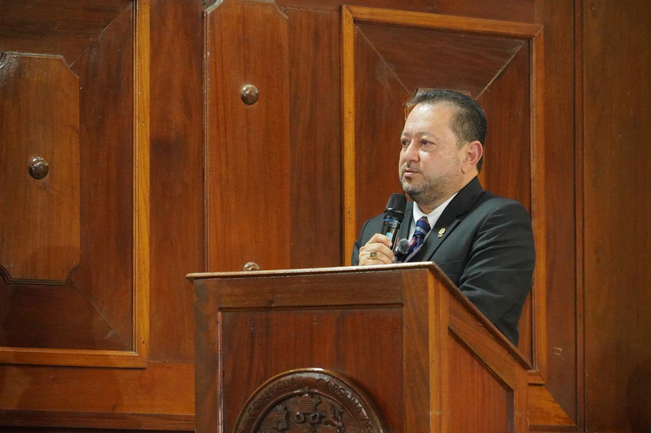 Controversia legal sobre la permanencia de Walter Mazariegos en la Usac