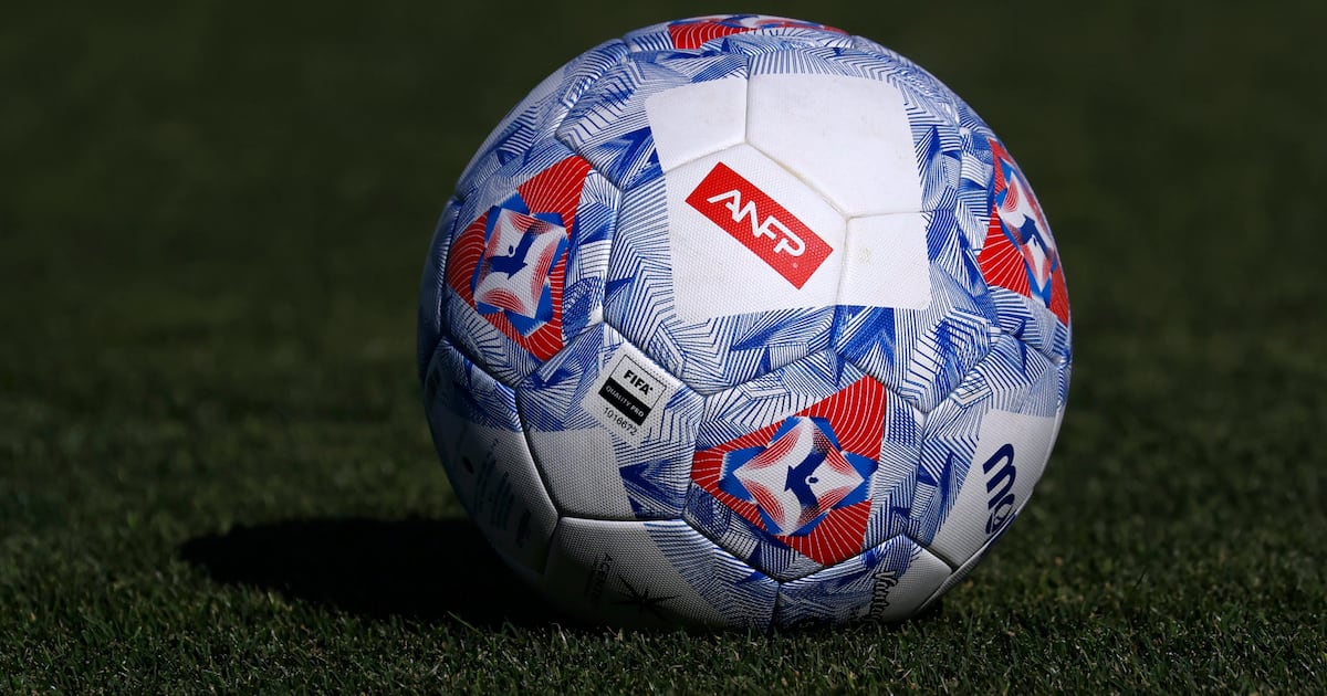 Futbolistas extranjeros en situación irregular: problema laboral afecta al fútbol chileno