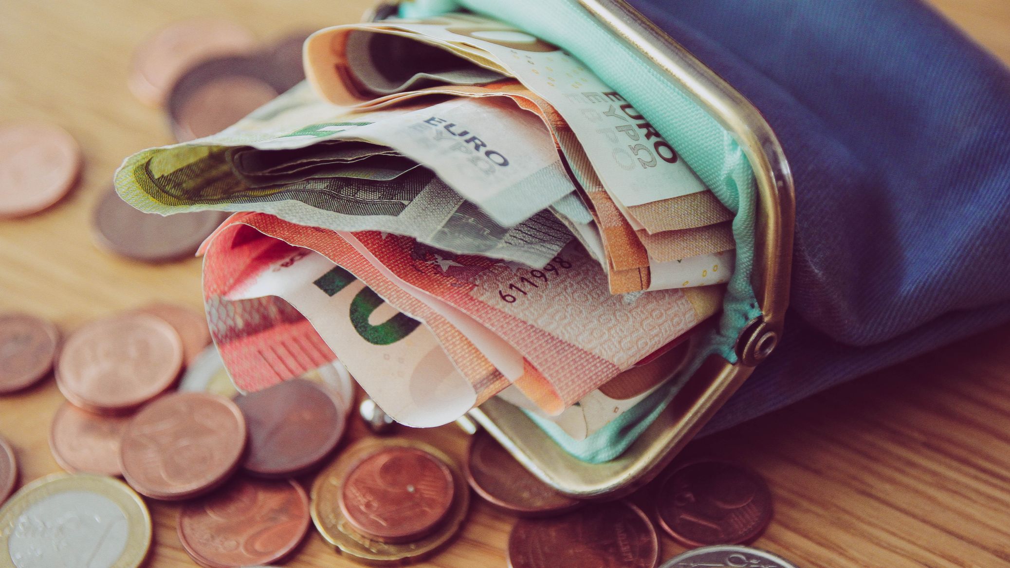Economía española enfrenta desafíos con caída salarial y alto paro en la OCDE
