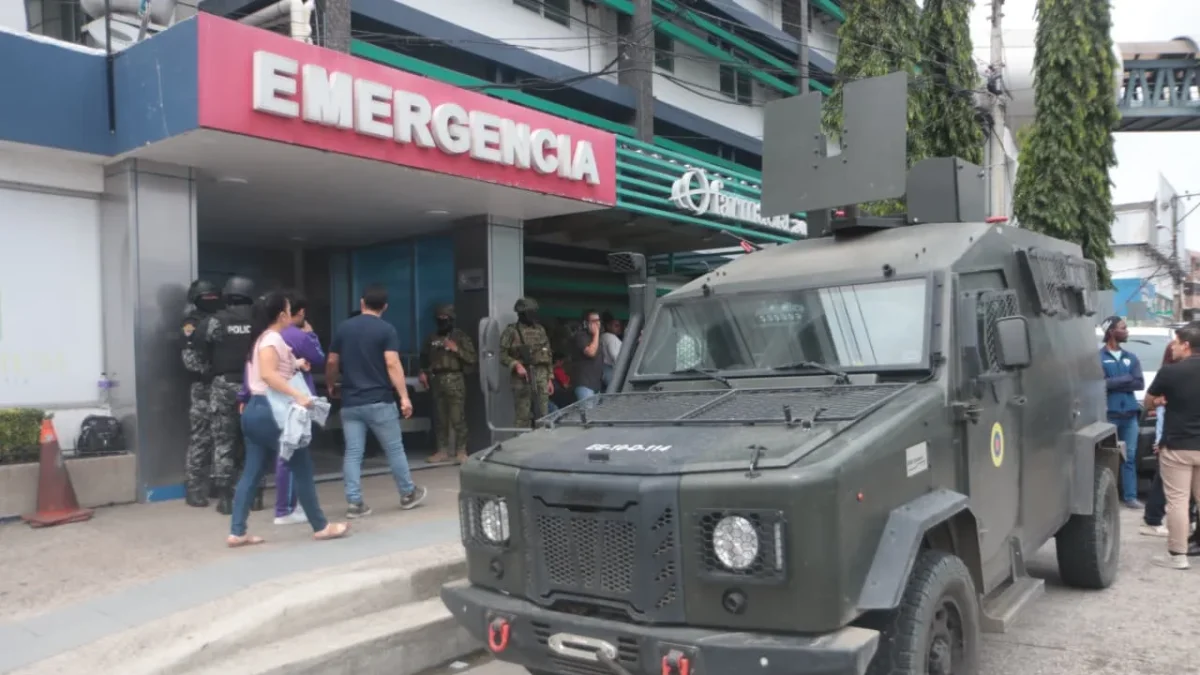 Alcalde de Guayaquil permanece en clínica bajo fuerte seguridad tras traslado de emergencia