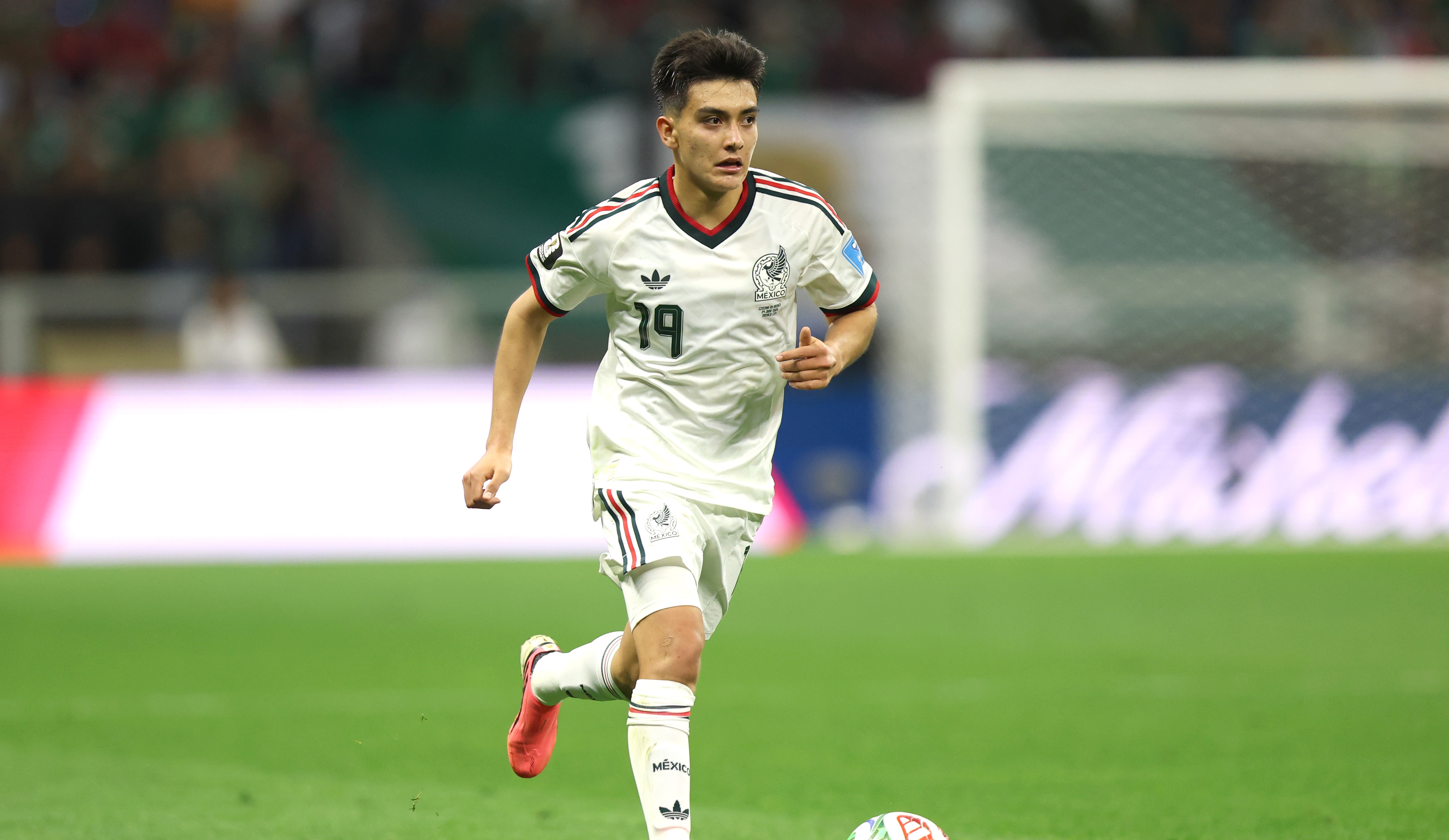 Gilberto Morita celebra su graduación tras participar en el Mundial 2026