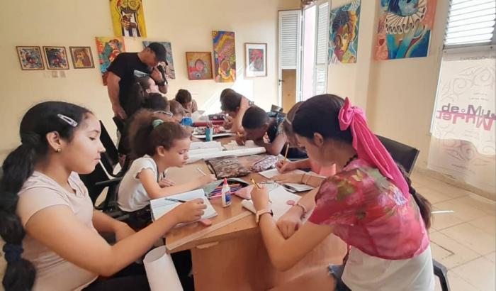 Artista bayamés impulsa un taller de artes prácticas para fomentar la creatividad infantil con materiales reciclados
