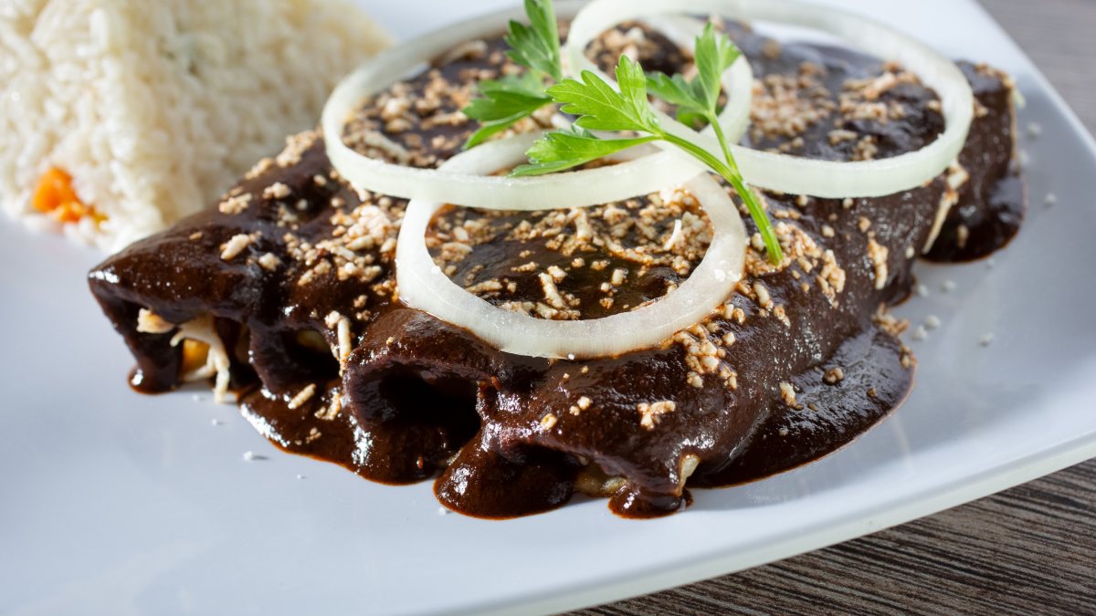 Receta de tacos moros con queso panela y mole negro