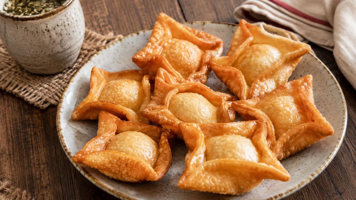 Receta de pastelitos criollos con hojaldre crujiente y relleno de membrillo o batata