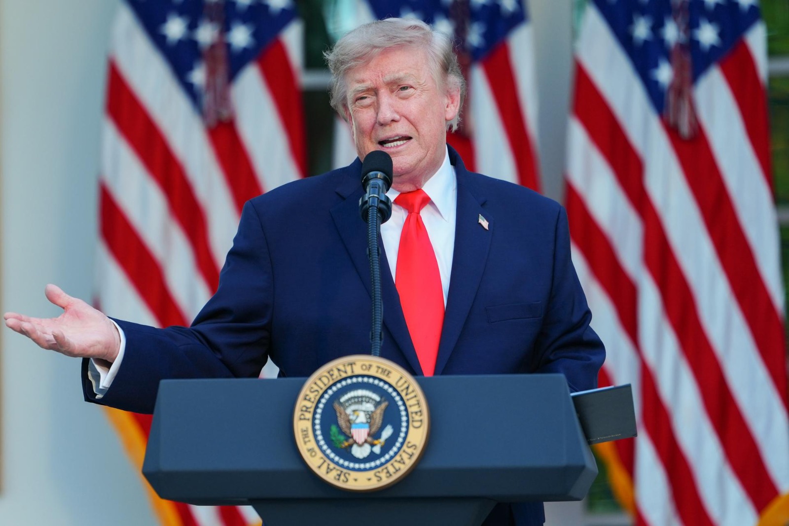 Trump rechaza haber pedido a Machado que no regrese y elogia su trayectoria política