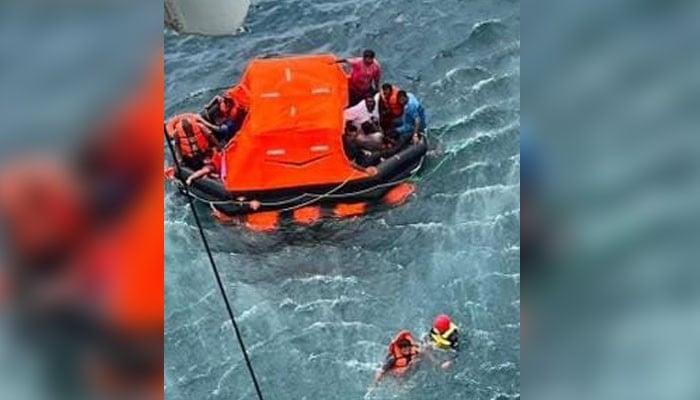 Successful maritime rescue operation saves 20 Pakistani sailors from sinking cargo vessel
