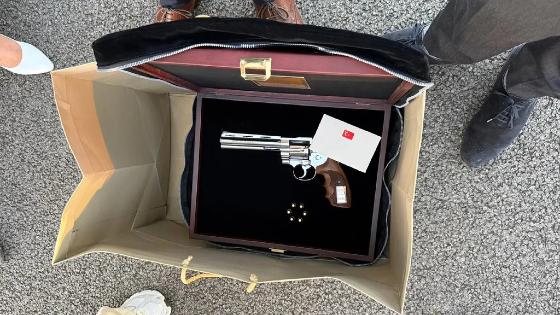 Erdogan entrega armas personalizadas a líderes de la OTAN y genera controversia