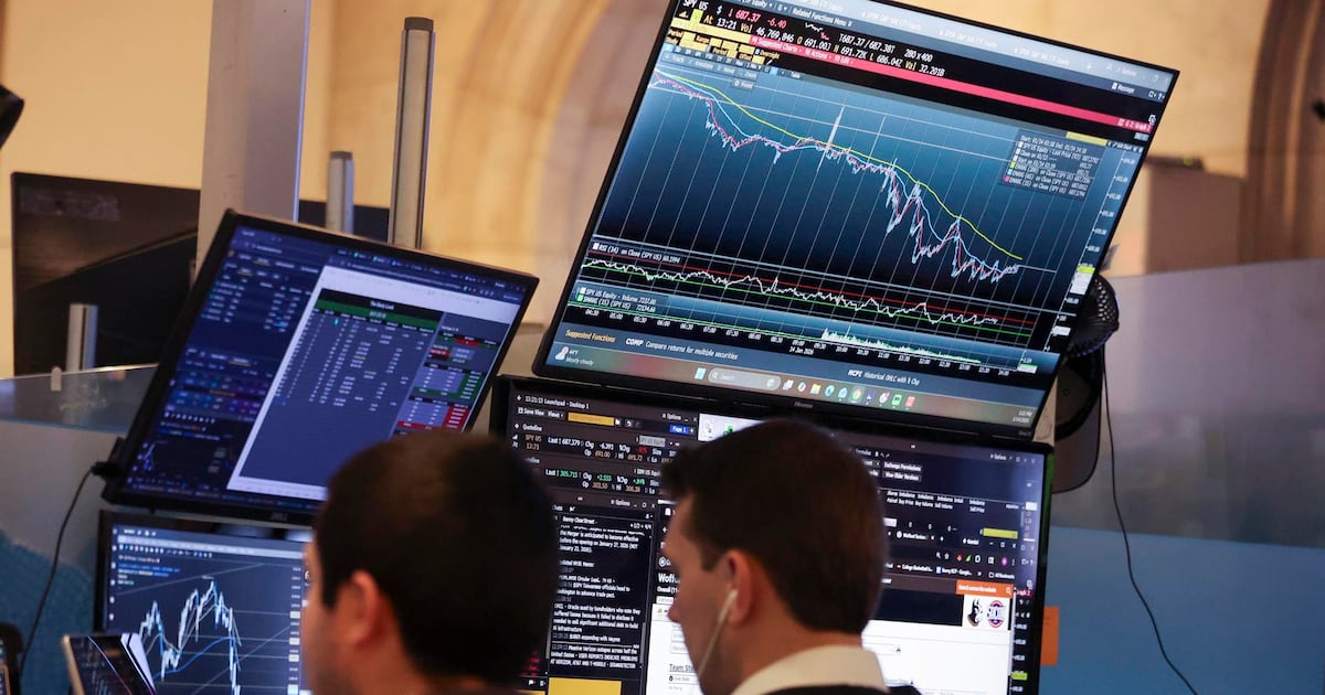 Wall Street registra movimientos mixtos mientras los inversionistas siguen las posibles negociaciones entre Estados Unidos e Irán