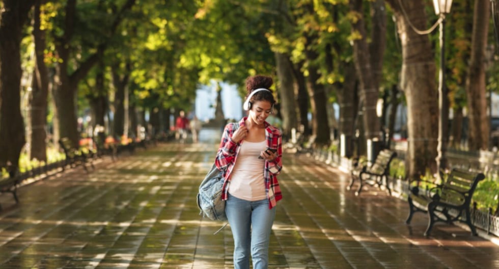 La psicología explica por qué las personas prefieren caminar en espacios verdes