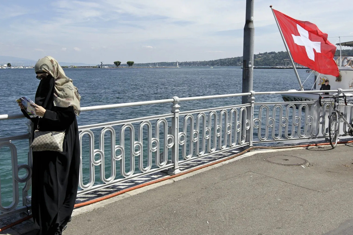Una mujer musulmana enfrenta multa elevada en Suiza por usar burka en espacio público