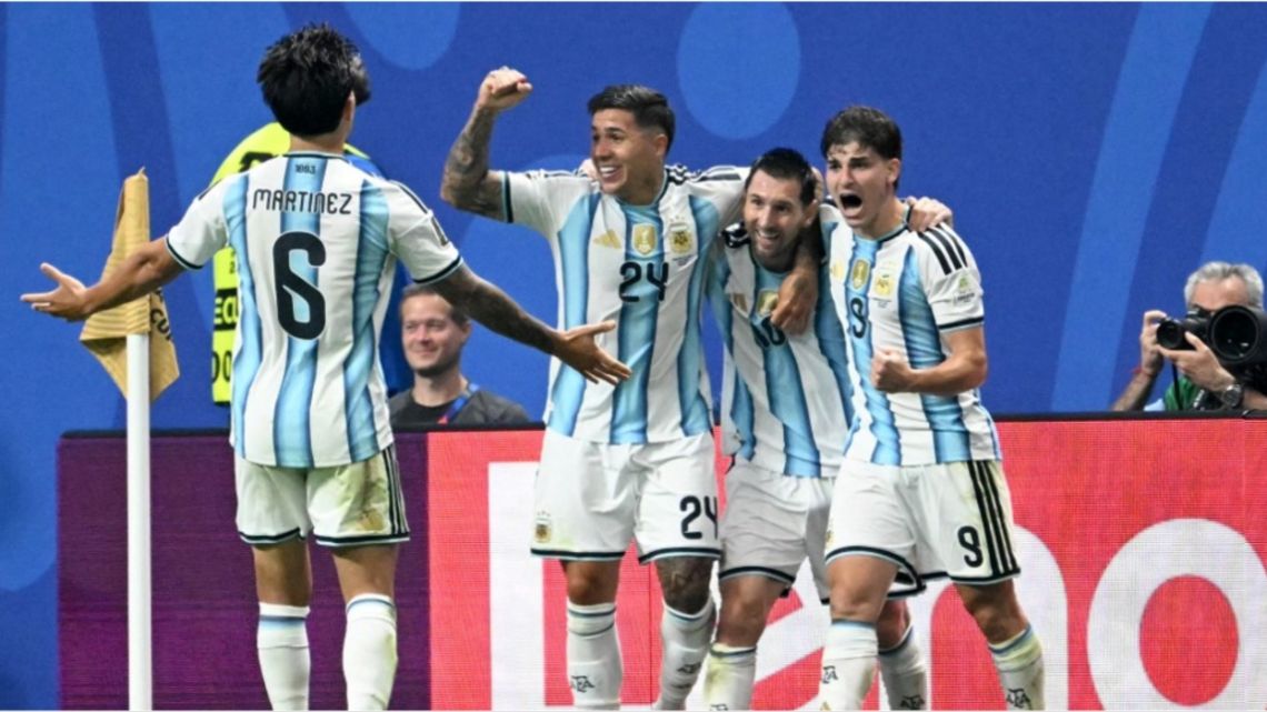 Selección Argentina homenajea a Antonio Rattin antes del enfrentamiento contra Suiza en el Mundial 2026