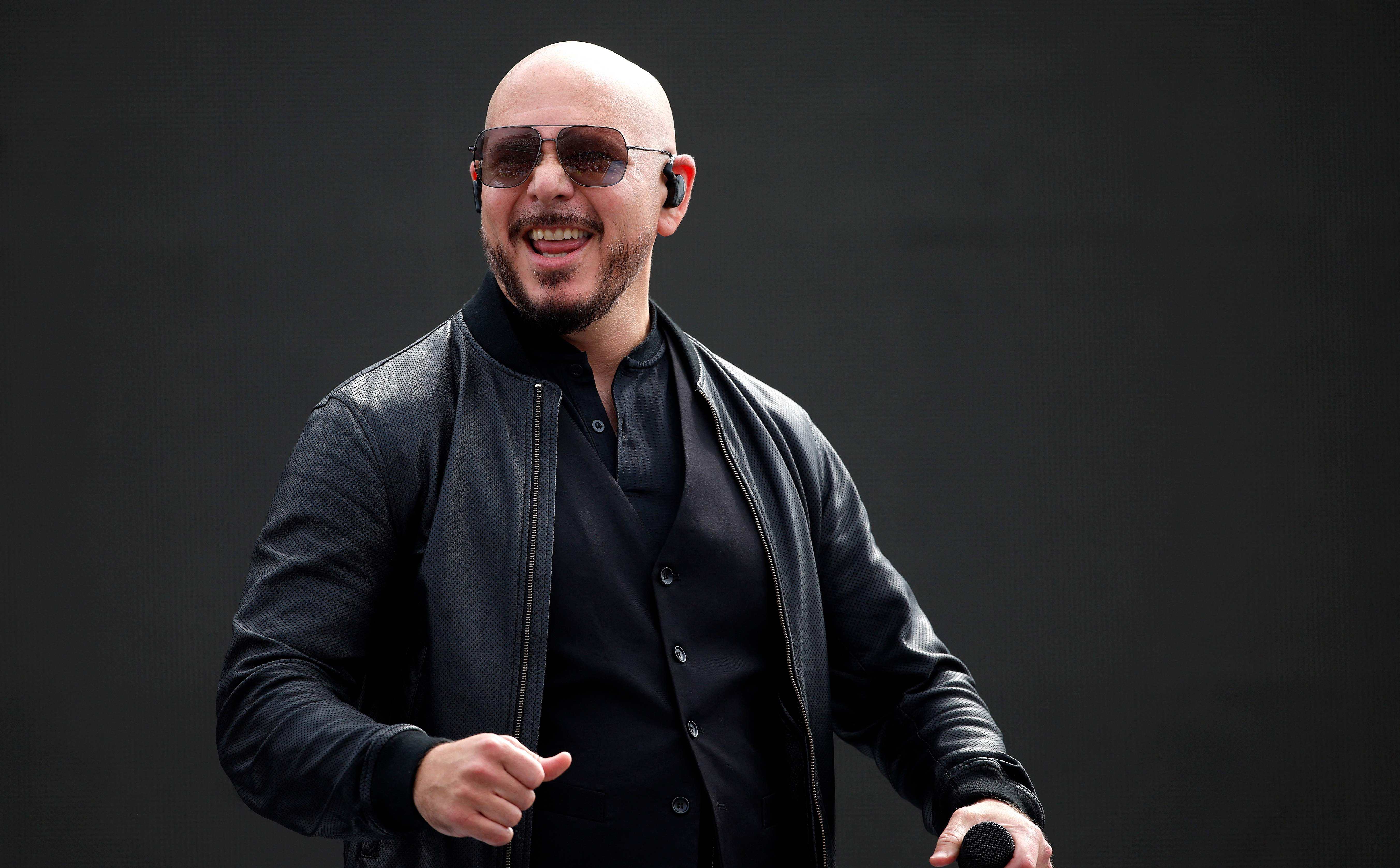 Fanáticos de Pitbull establecen un récord Guinness al reunir más de 22 mil personas con calvas postizas en Londres