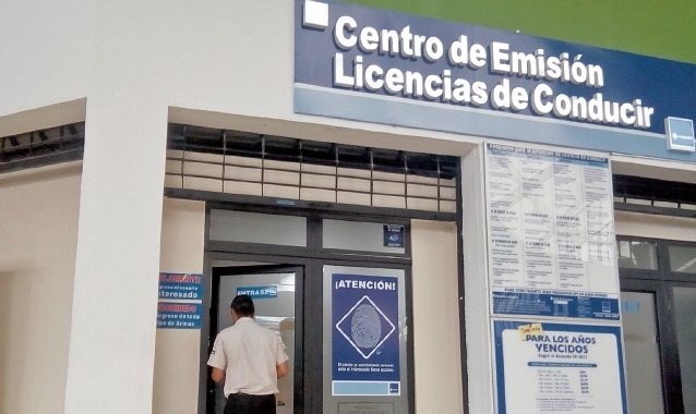 Irregularidades en la emisión de certificados para licencias de conducir exponen fallas en los controles del transporte pesado en Guatemala