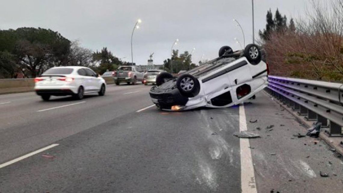 Un choque entre una Renault Kangoo y un Ford Fiesta provocó un vuelco y dejó un herido en la avenida General Paz