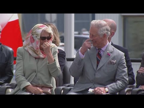 Charles y Camila ríen al ver un espectáculo de canto con la garganta