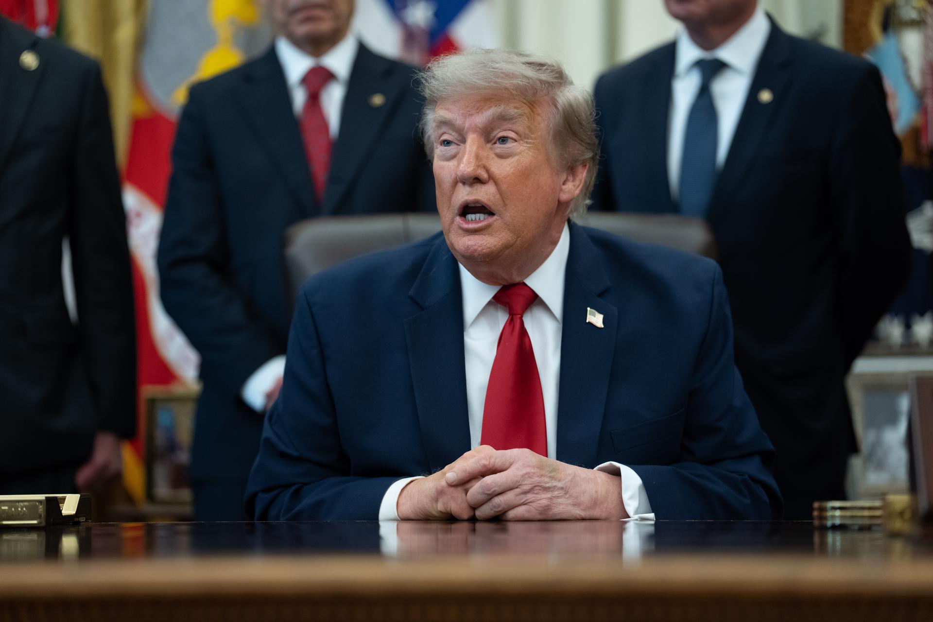 Trump afirma que Estados Unidos controla recursos petroleros venezolanos