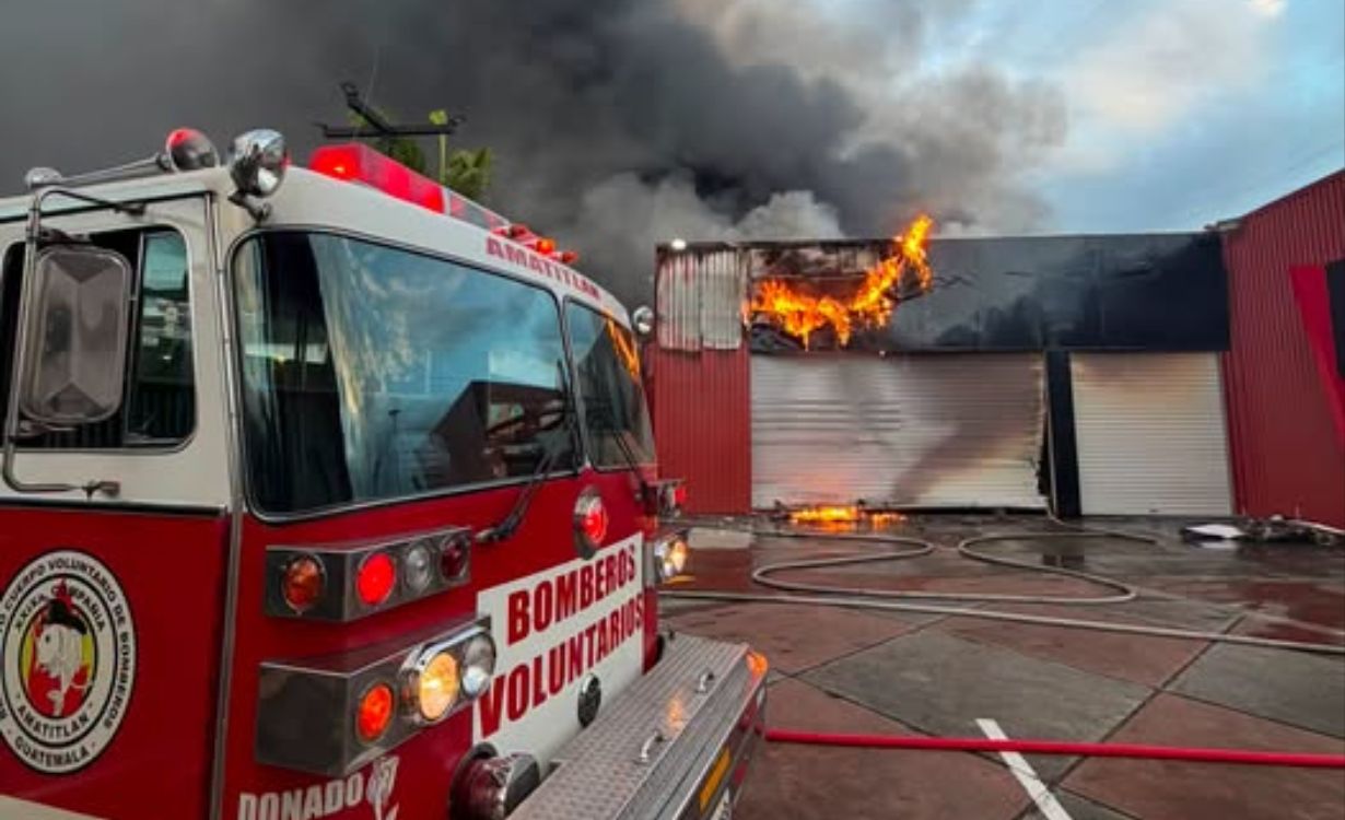 Incendio controlado por bomberos voluntarios en tienda de accesorios para autos