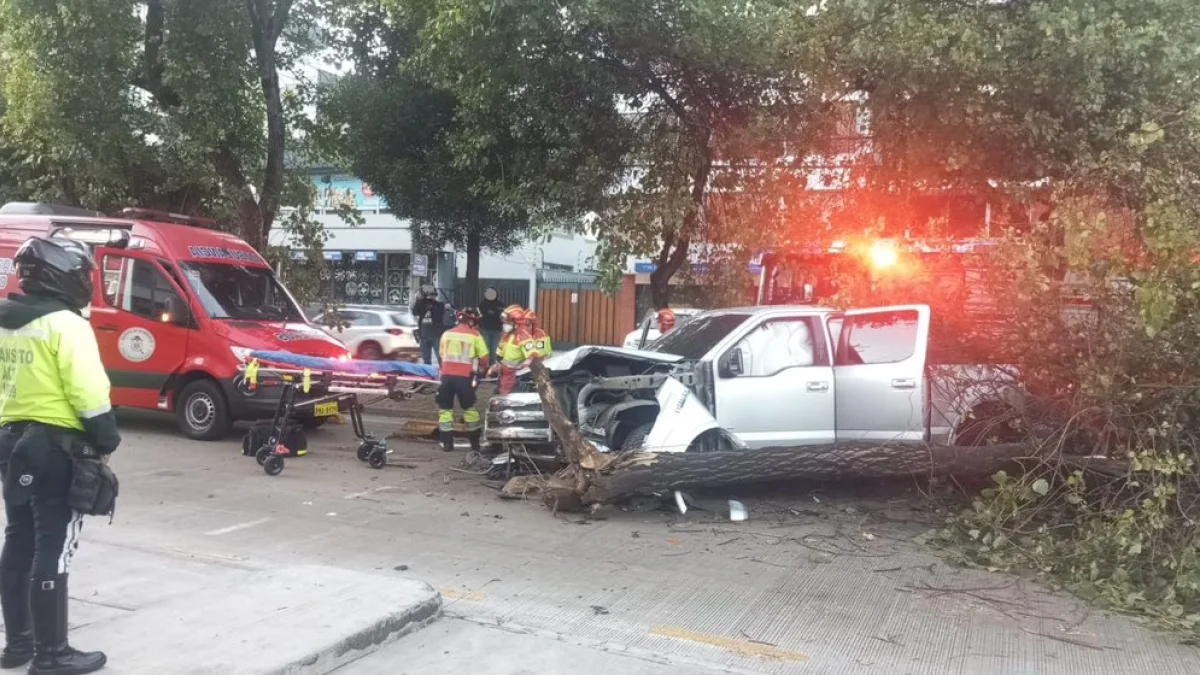 Accidente en Quito: tres heridos tras choque contra árbol en avenida El Inca