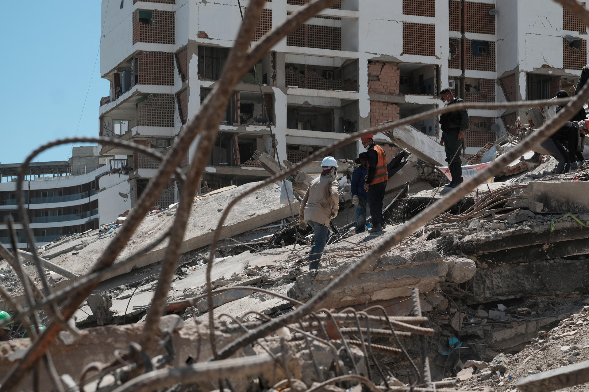 Vecinos mantienen las labores de rescate en la OPP27 de Caraballeda mientras continúan recuperando víctimas tras el colapso de edificios