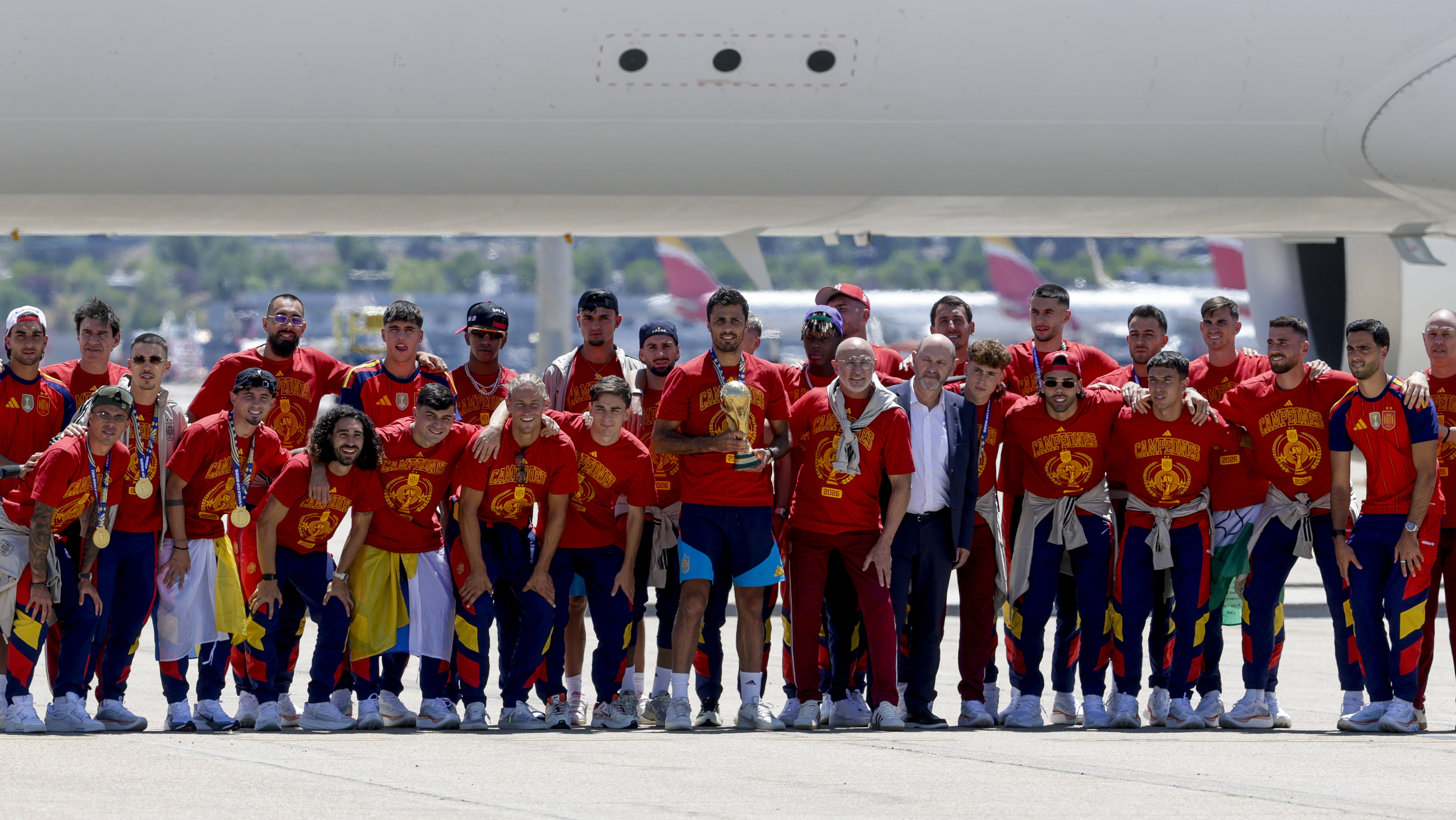 España celebra su victoria en el Mundial tras llegar a casa