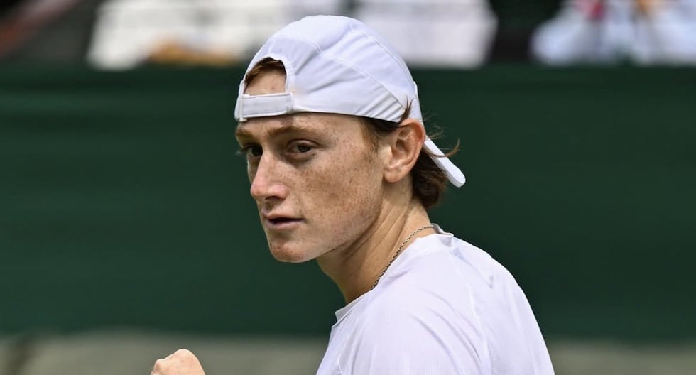 Ignacio Buse lidera el segundo set contra Vit Kopriva en partido de tenis