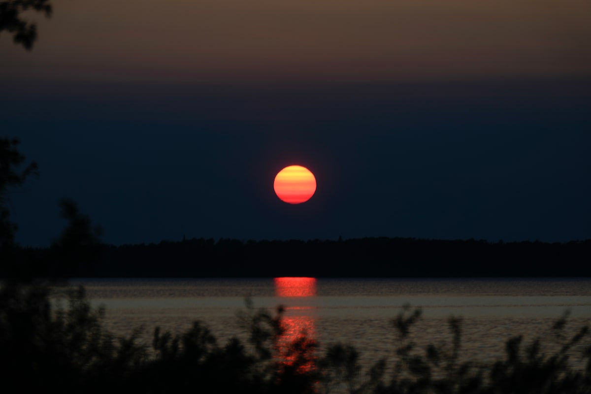 Over 930 wildfires burn across Canada, threatening communities and spreading smoke