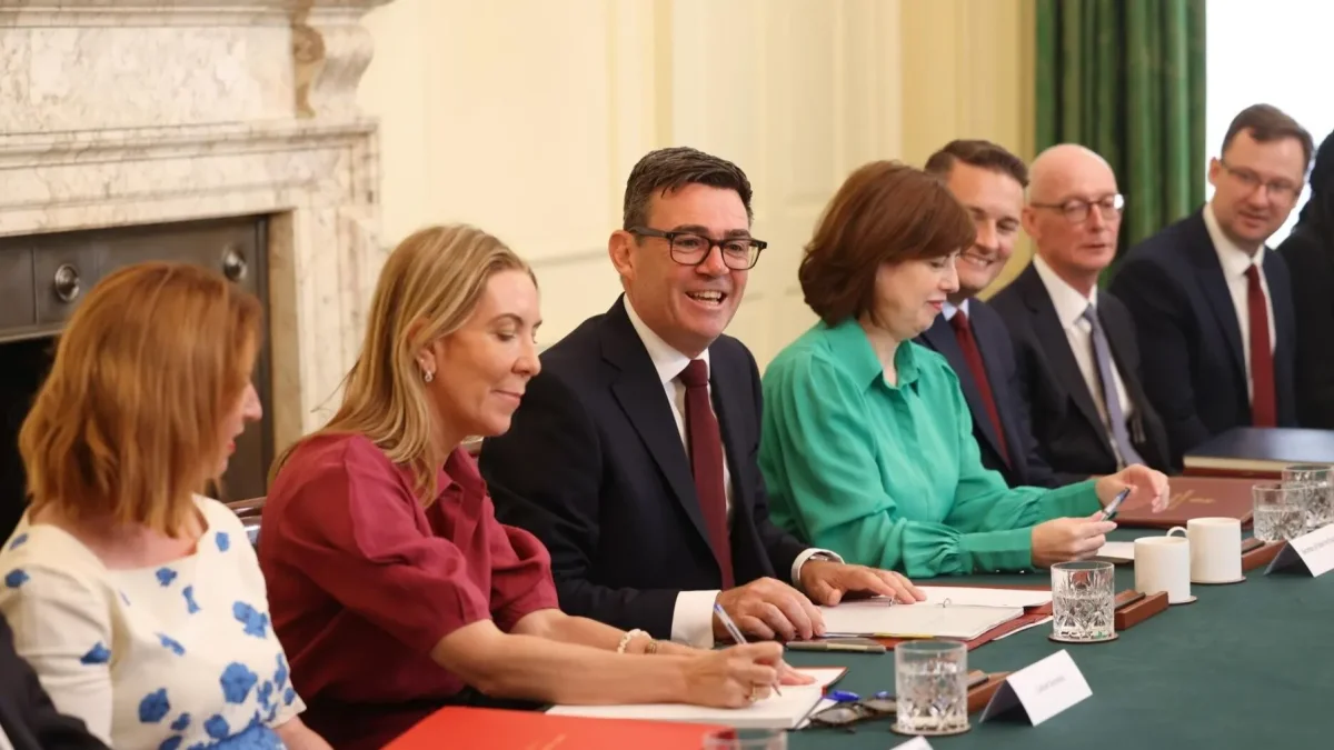 Reforma económica del nuevo gobierno británico enfocada en aliviar el costo de vida