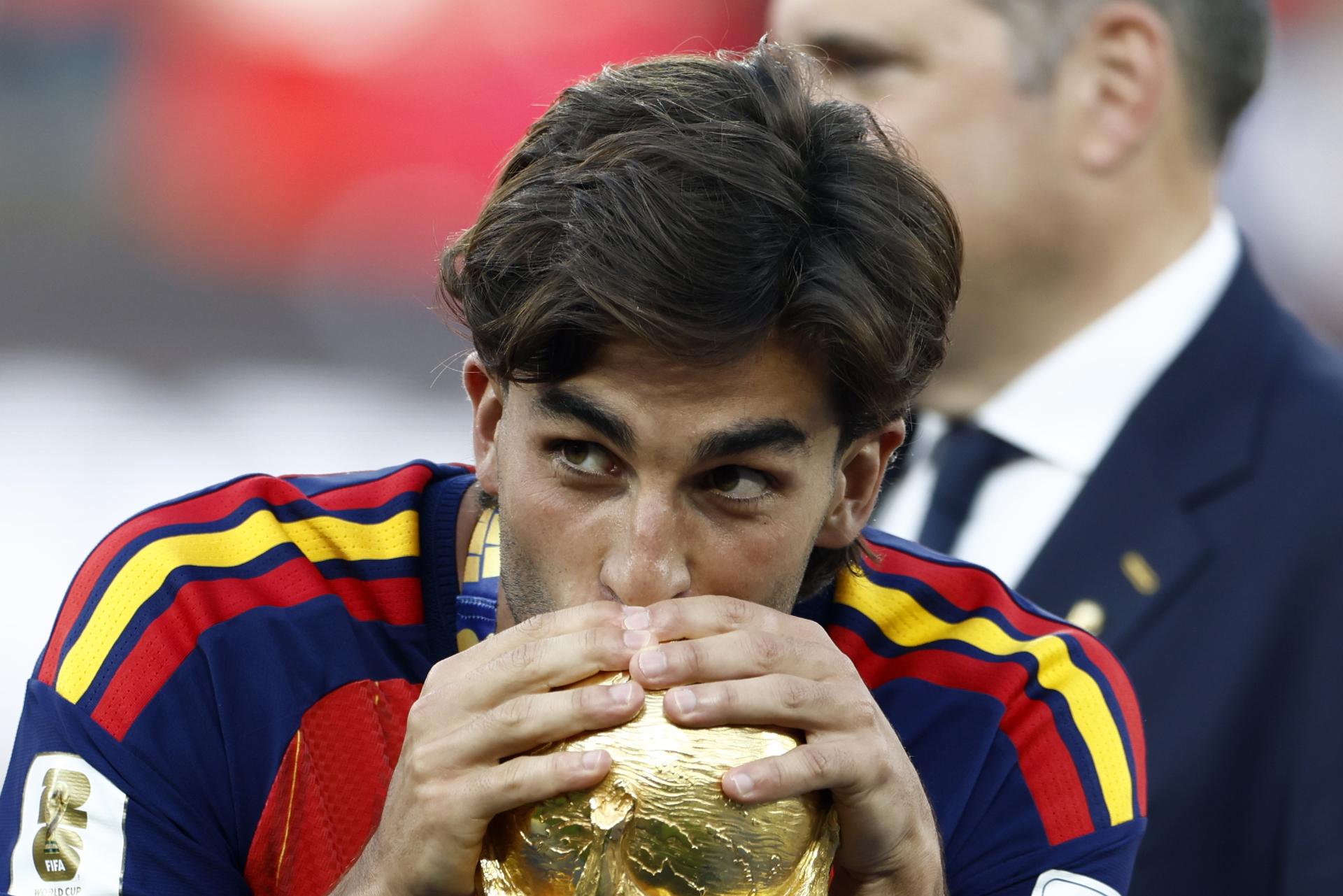 Ferran Torres y la polémica gorra con mensaje político en la celebración del Mundial