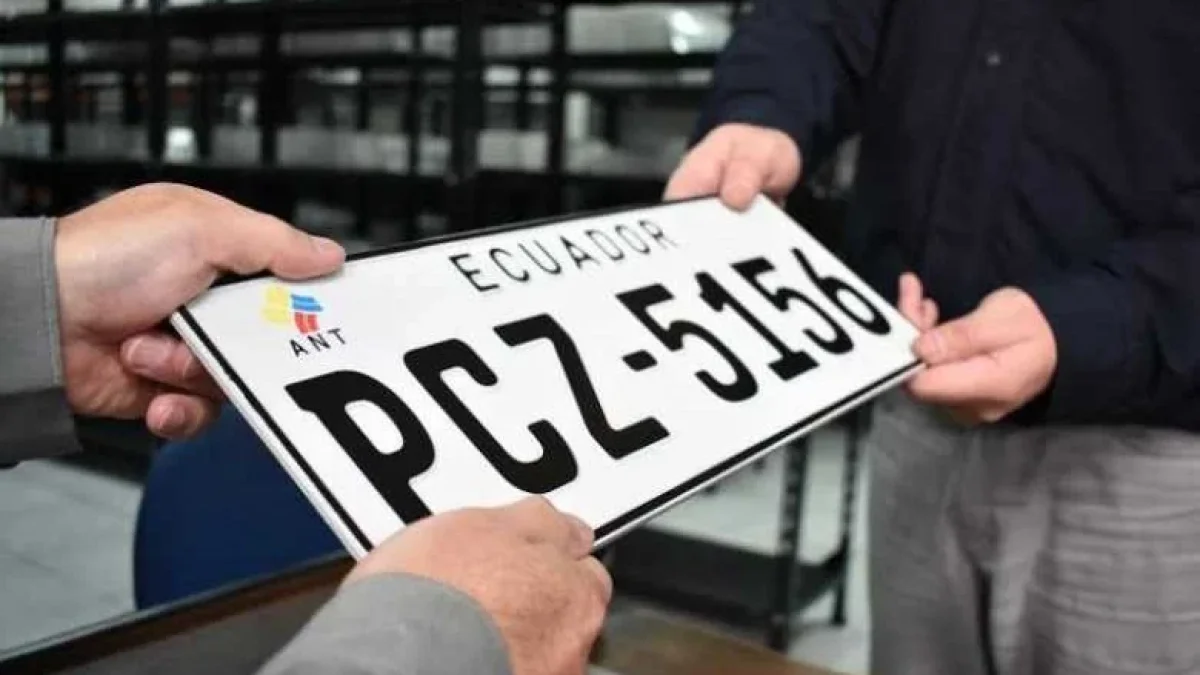 AMT entrega 8,715 placas metálicas en Quito; propietarios deben retirarlas para evitar multas