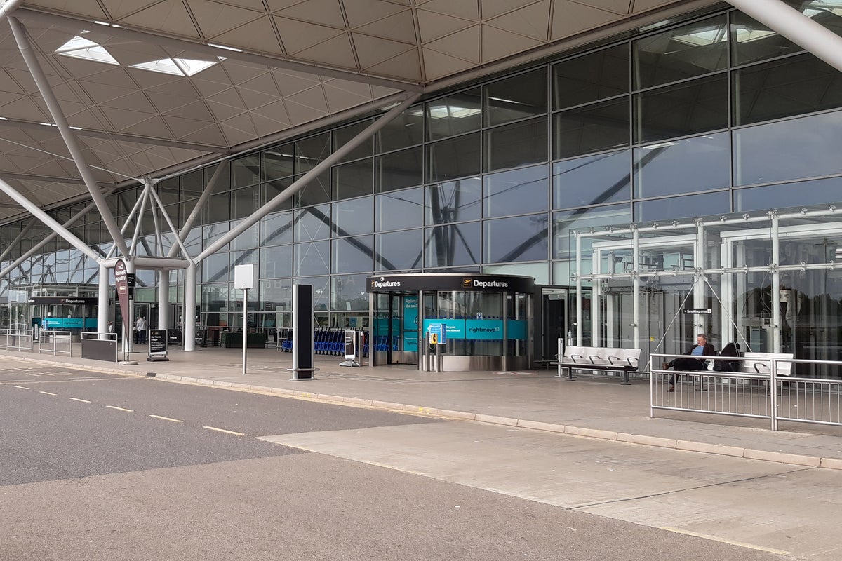 UK Airports Introduce Drop-Off Fees for Drivers