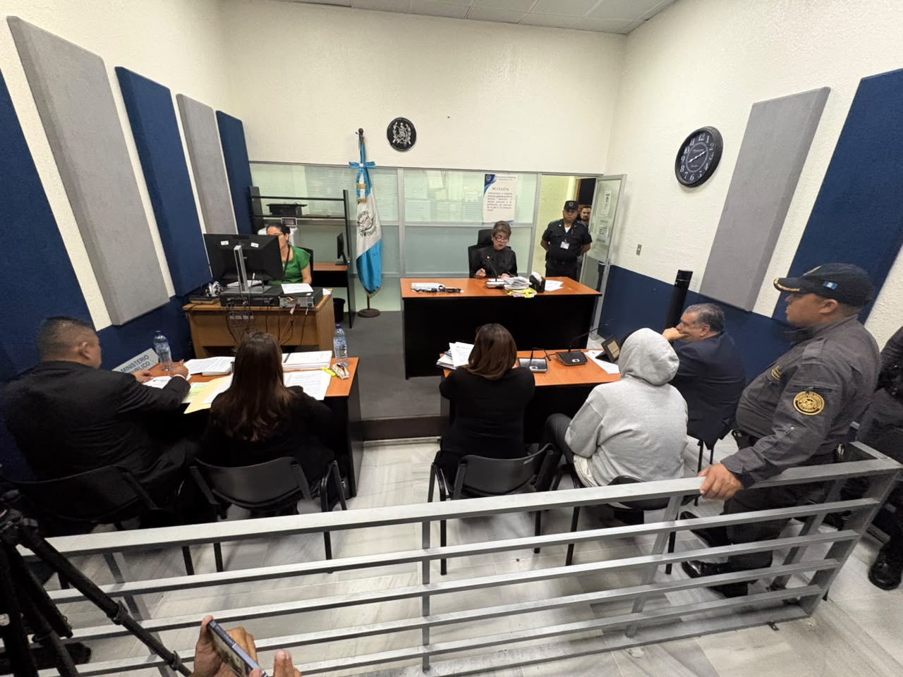 Jueza solicita a medios evitar acoso al hijo acusado de atacar a su padre
