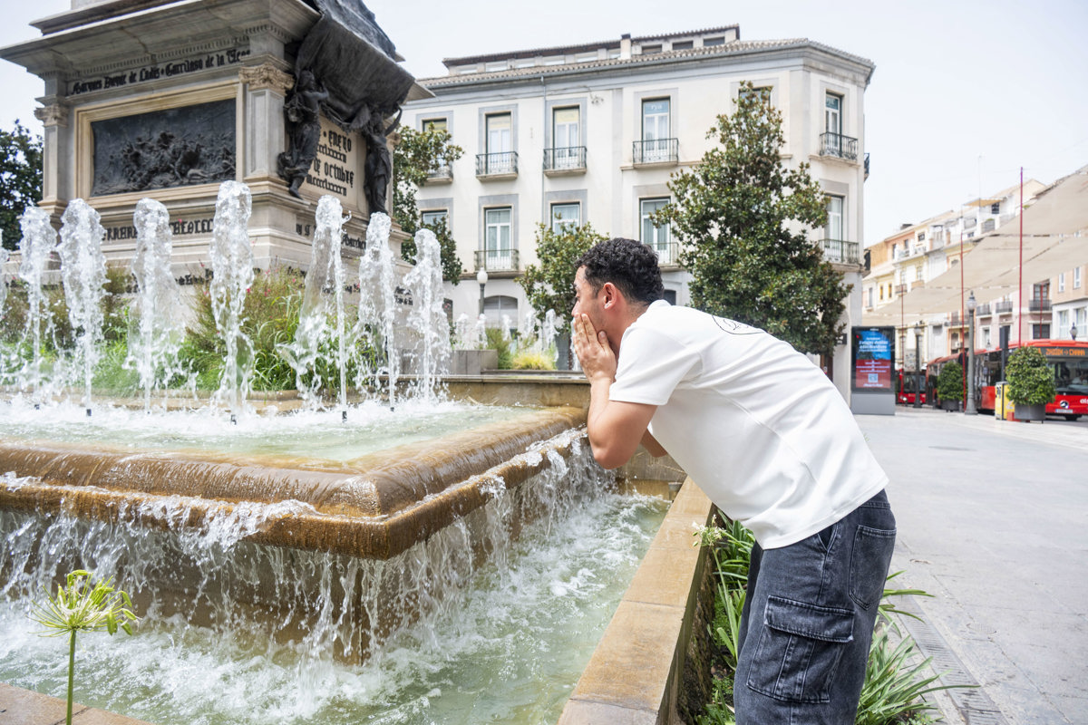 España enfrenta ola de calor extremo con temperaturas superiores a 44°C en el sur y mediterráneo