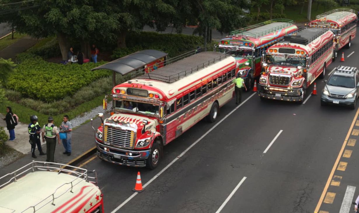 Transportistas anuncian protesta contra alza de combustibles