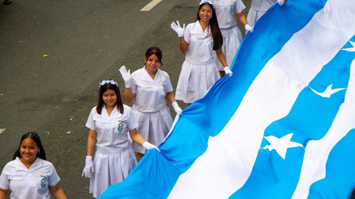 Más de 5.000 estudiantes participaron en el desfile por las fiestas de Guayaquil mientras persiste la preocupación por la seguridad escolar